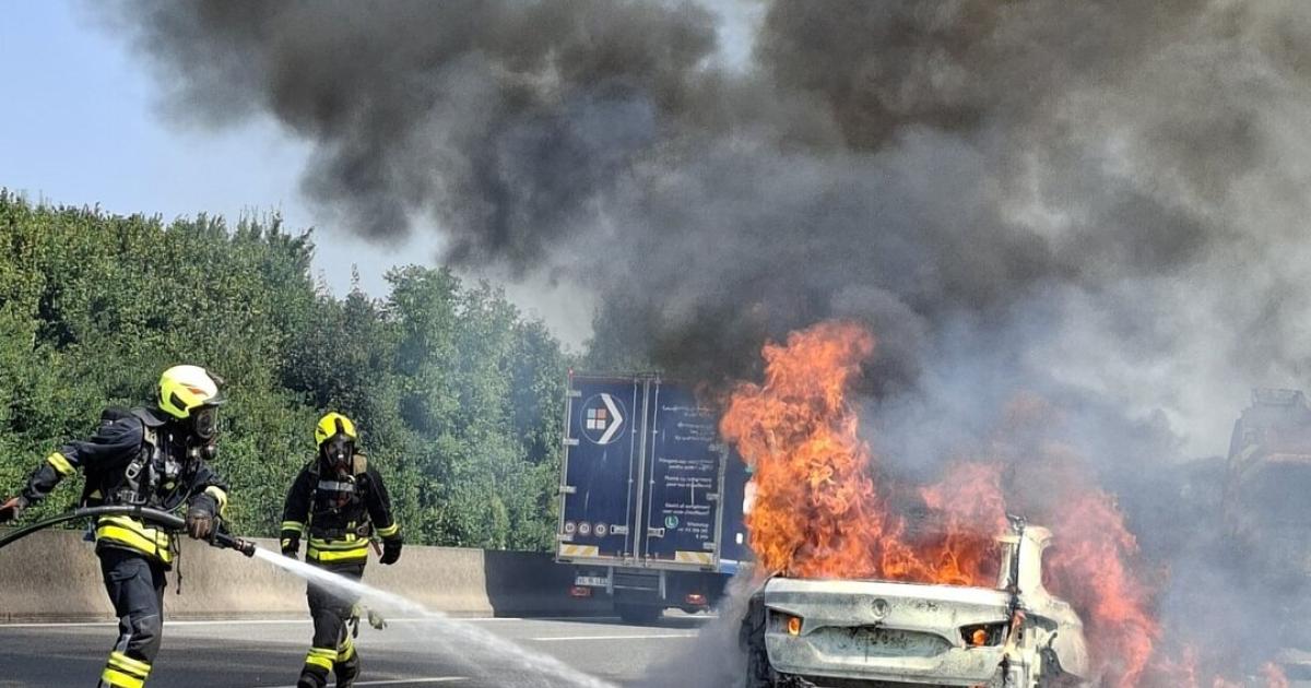 Auto-stand-auf-der-Westautobahn-bei-Ybbs-in-Vollbrand