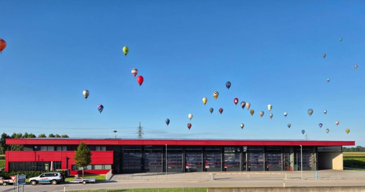 schwarm-von-hei-luftballonen-ber-dem-mostviertel-84-starter-bei-em