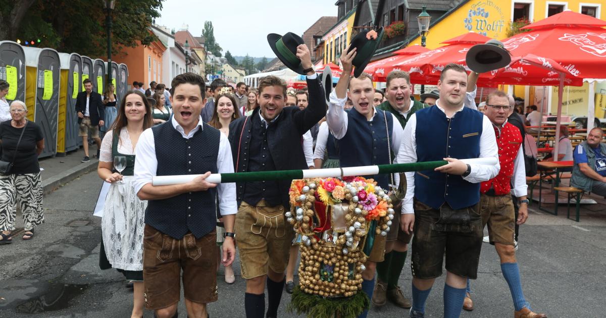 Neustifter-Kirtag-Fesche-Dirndln-stramme-Buam-und-a-bissl-Regen