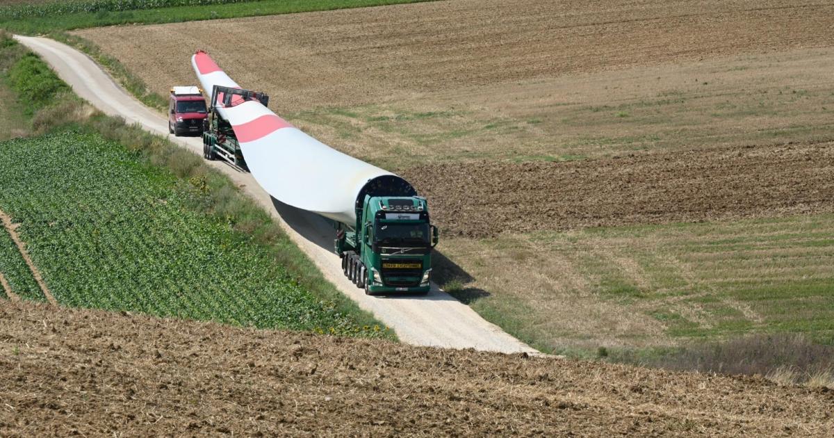 Spektakul-rer-Anblick-im-Weinviertel-Einzelteile-der-Windr-der-wurden-geliefert