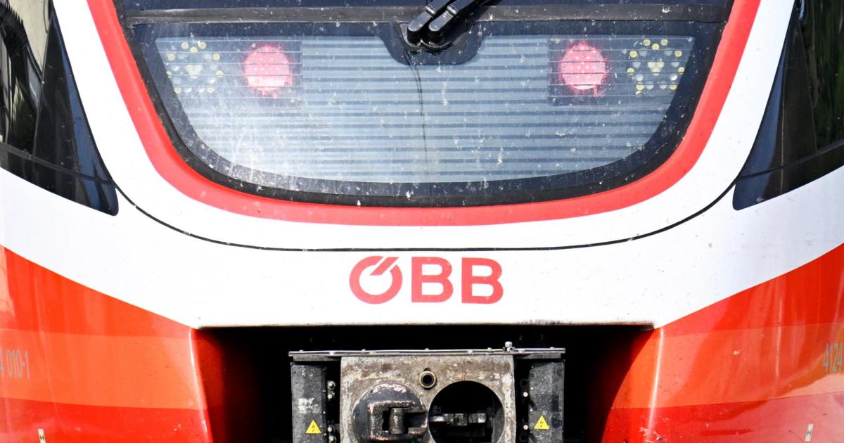 Kollision-im-Bezirk-Horn-Zug-rammt-Lkw-auf-Bahn-bergang