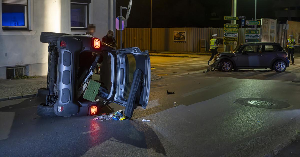 Familienvan-kippte-bei-Verkehrsunfall-in-Krems-auf-die-Stra-e