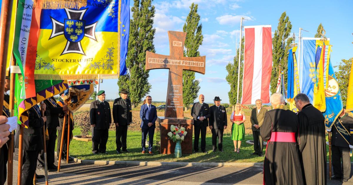 Mahnmal-f-r-Frieden-und-Freiheit-Gro-harras-hat-ein-neues-Denkmal