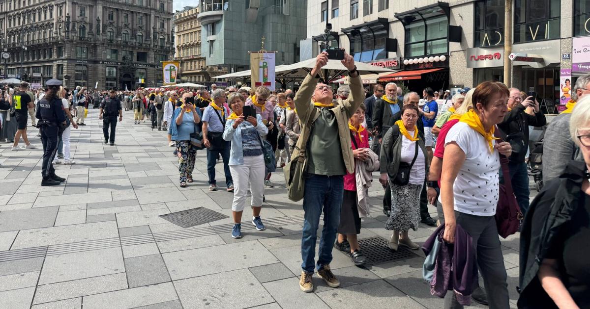 Mesner-aus-sterreich-im-Stephansdom-Kirchen-offen-halten-