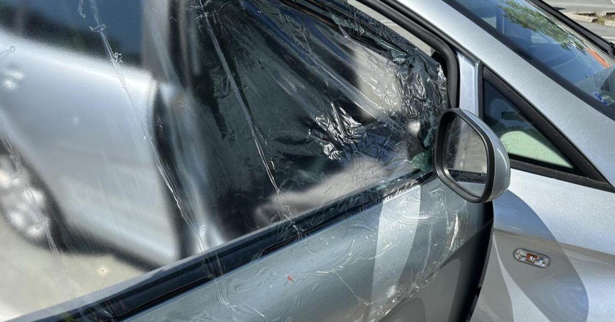 Crashrettung-Feuerwehr-befreite-S-ugling-und-Kleinkind-aus-Auto