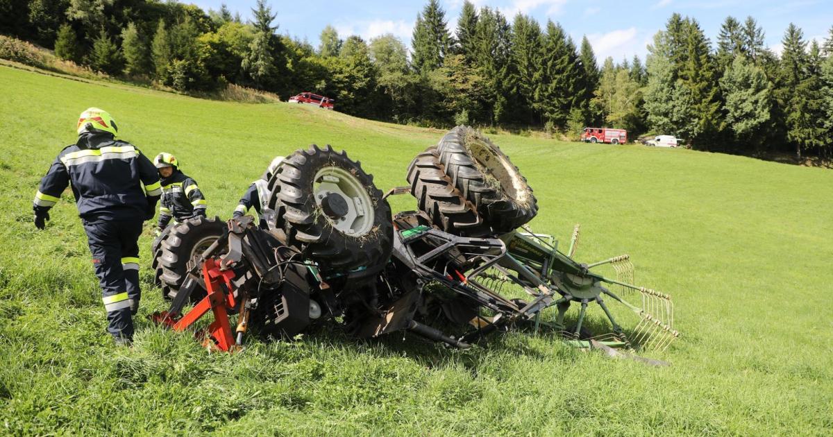 Traktorunfall-in-der-Steiermark-Lenker-kam-bei-Absturz-ums-Leben