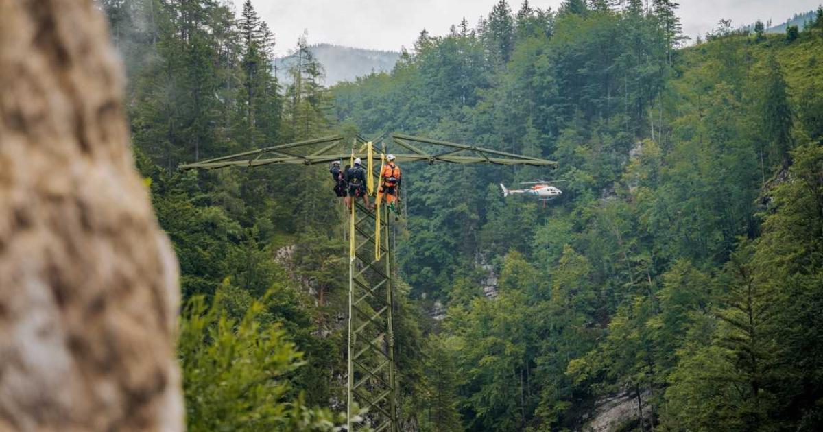 Stromleitung-kam-unter-die-Erde-Hubschrauber-Einsatz-in-tschergr-ben