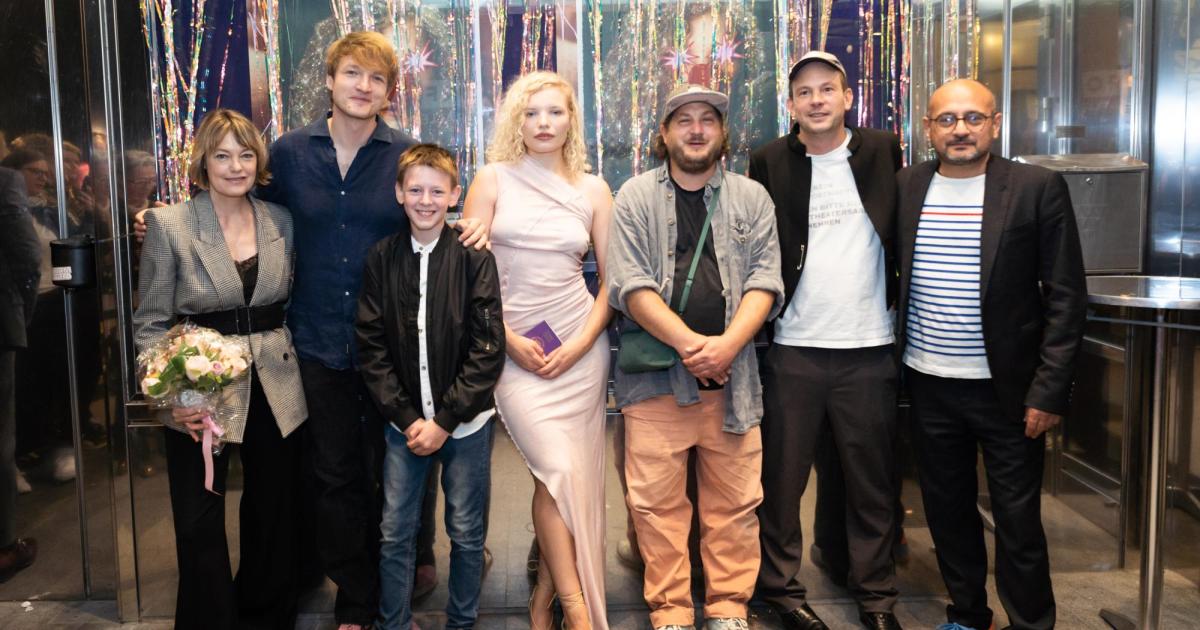 -How-to-be-Normal-and-the-Oddness-of-the-Other-World-feierte-Wien-Premiere-mit-VIPs