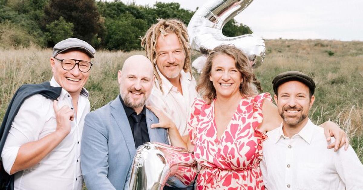Birgit-Denk-mit-Band-zum-25er-in-der-Kuga