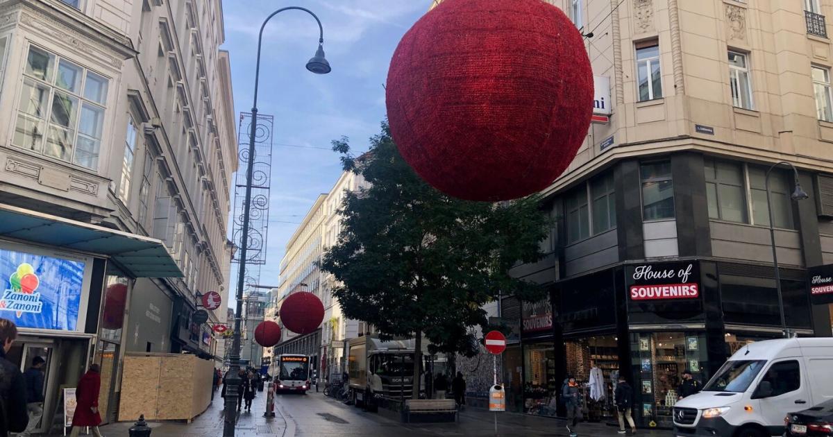 Adventbeleuchtung-wird-angebracht-Allerheiligenm-rkte-starten-am-Samstag