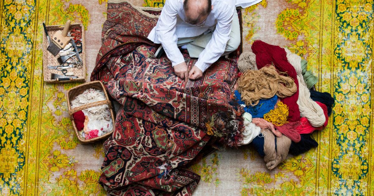 Teppiche-sind-wieder-in-Auch-die-alten-Muster-feiern-ein-Comeback