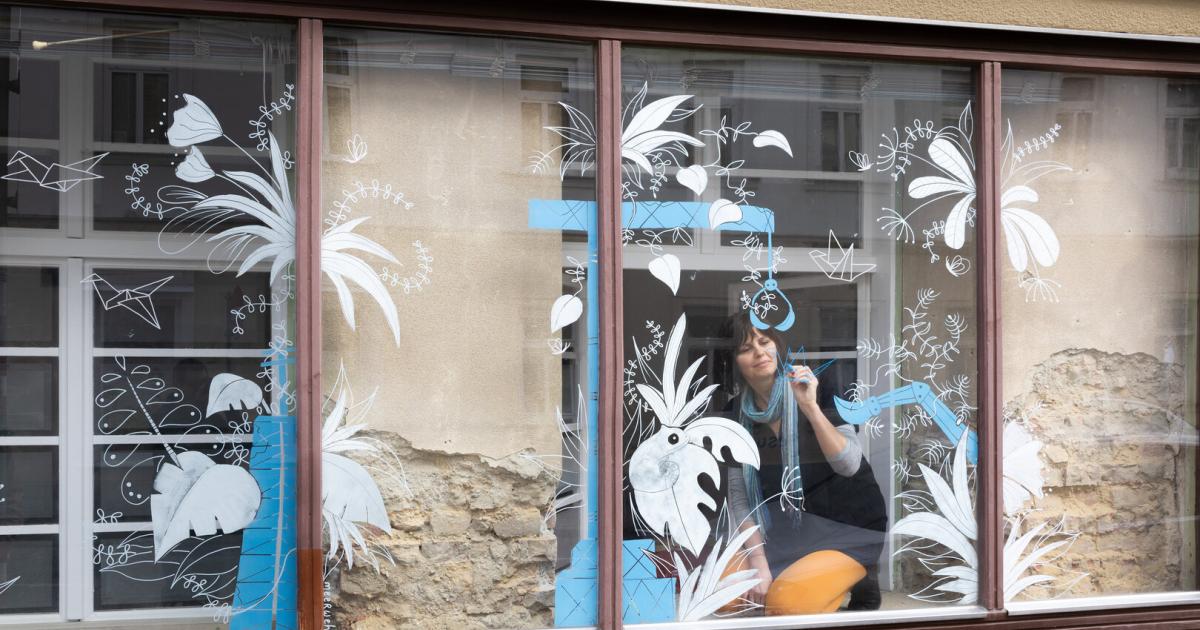 Sch-ne-Schaufenster-Wie-Zeichnungen-den-Stra-enraum-beleben