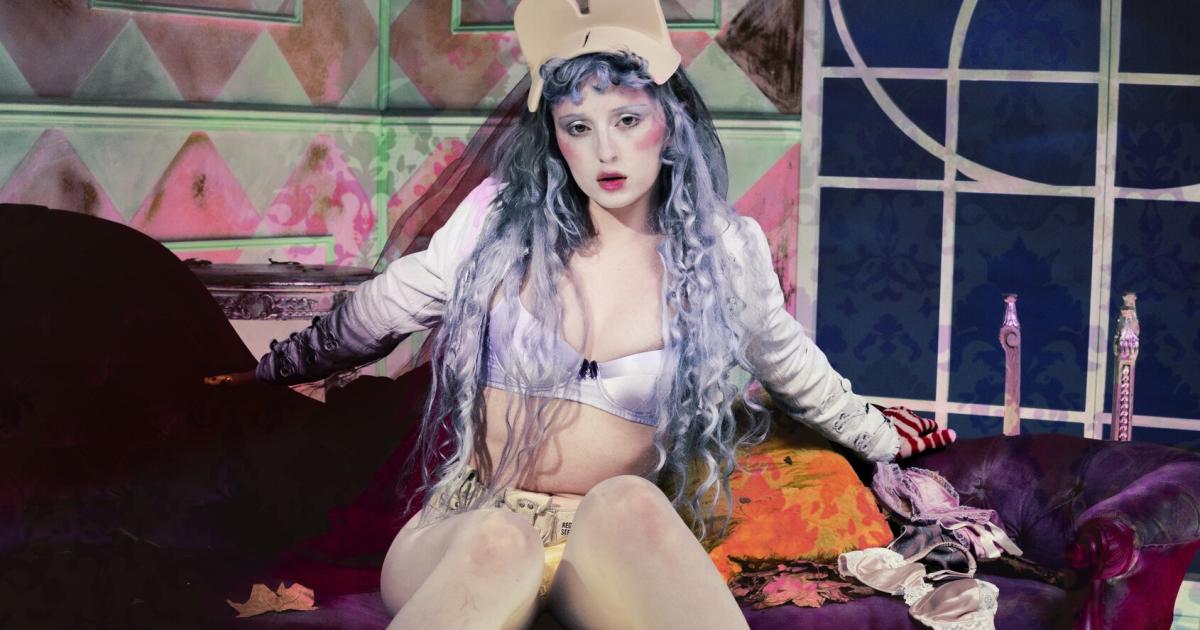 Sexy-h-sslich-attraktiv-Rapperin-Ashnikko-kostet-das-volle-Spektrum-aus