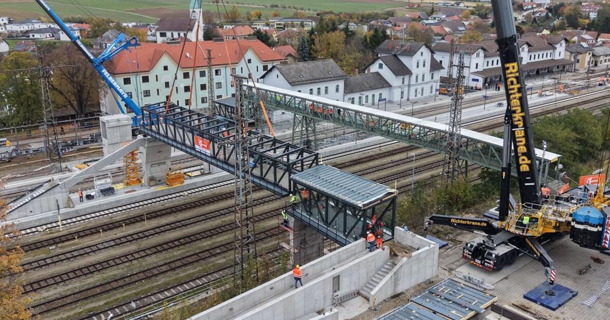 -ber-100-Tonnen-schweren-Fu-g-ngersteg-ber-der-Franz-Josefs-Bahn-montiert