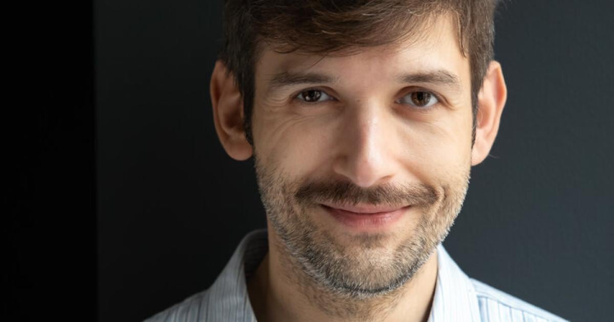 Influencer-und-Autor-Michael-Buchinger-enth-llt-seine-Bibliothek