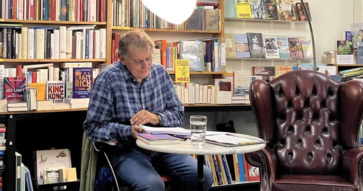 Lesung-in-der-Brigittenau-Rainer-Rosenberg-gibt-ordentlich-Gas