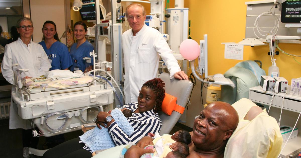 Babygl-ck-im-F-nferpack-Frau-bringt-F-nflinge-zur-Welt