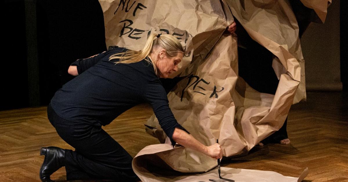 Saskia-H-lbling-im-Tanzquartier-K-rper-als-modellierte-Masse