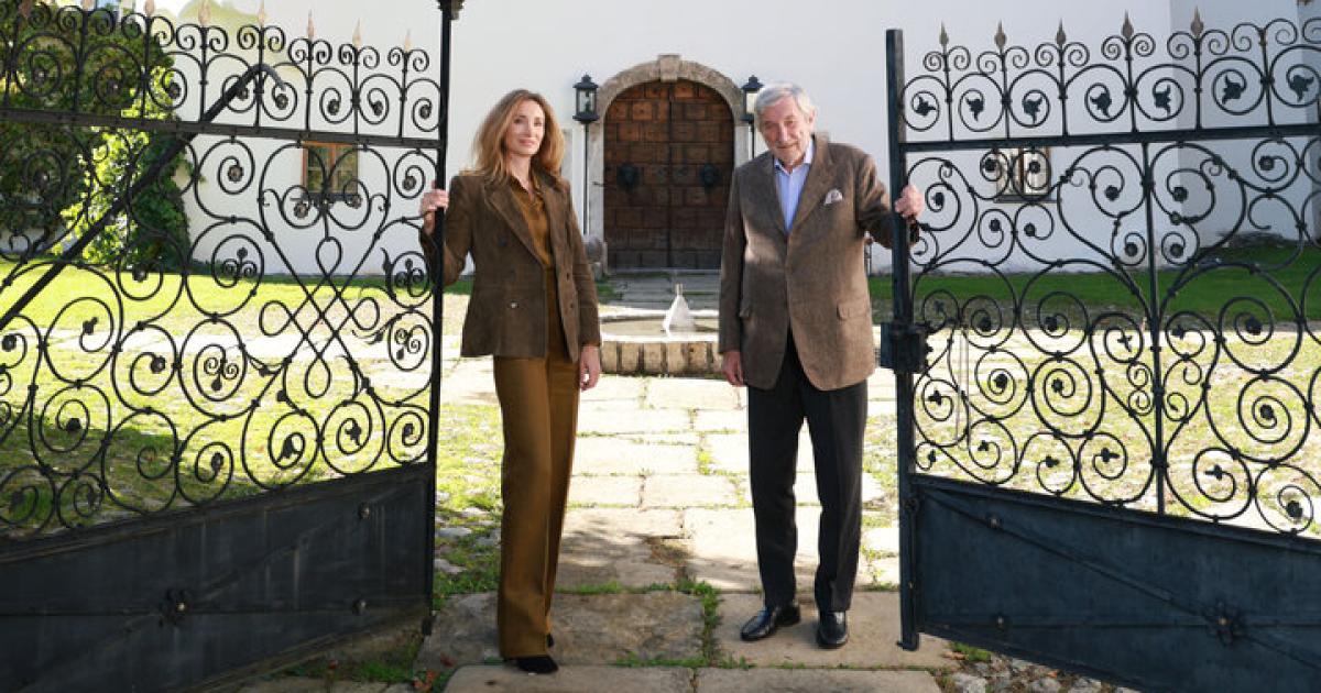 Hinter-den-Toren-auf-Schloss-Kaps-in-Kitzb-hel