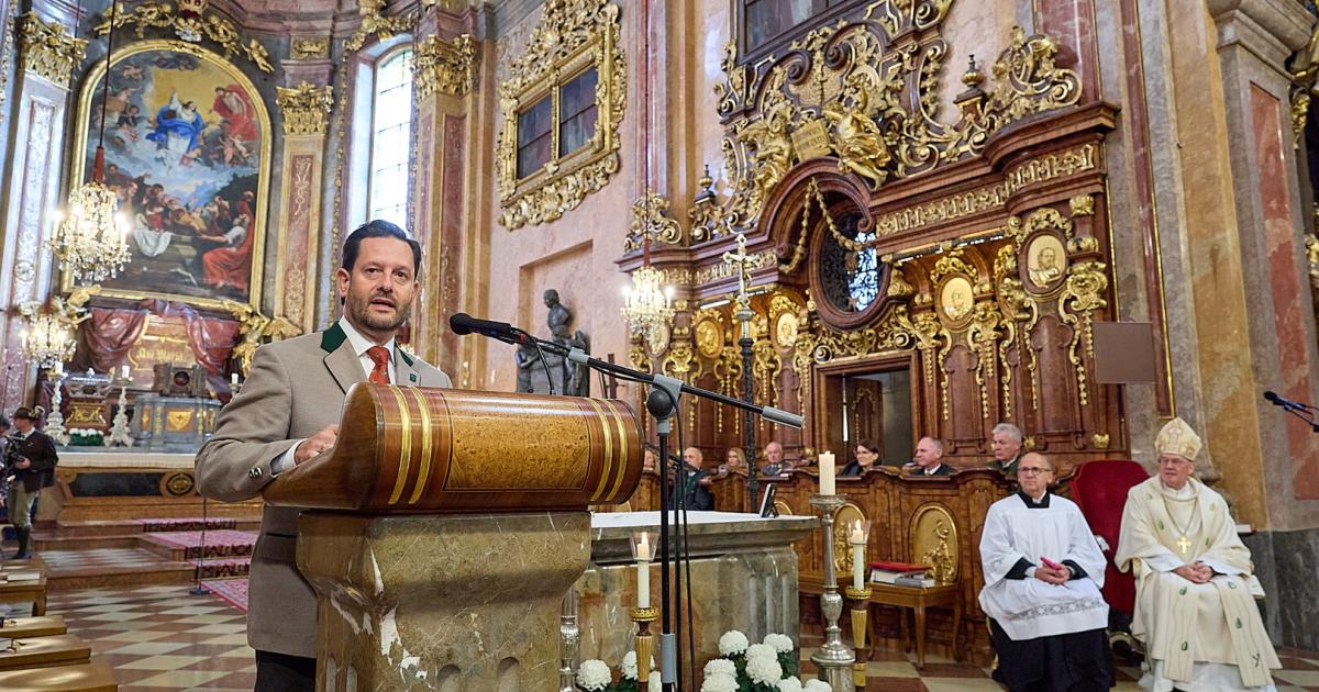 Schutzpatron-der-Jagd-Bischof-Alois-Schwarz-zelebrierte-Hubertusmesse