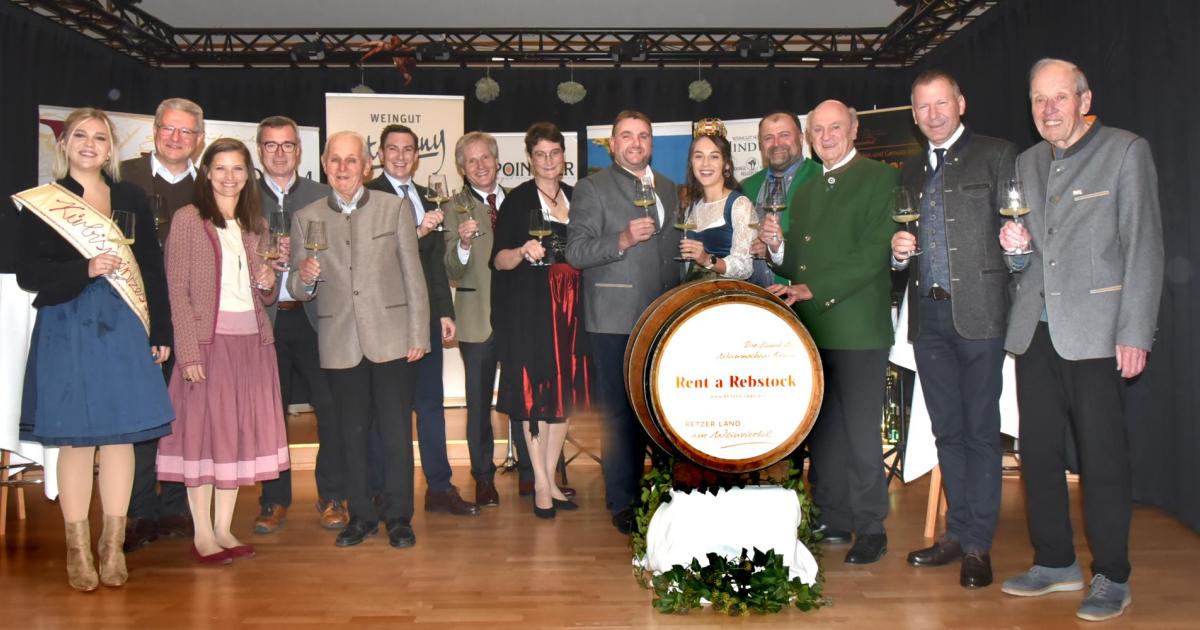 Handys-weg-und-ansto-en-Erwin-Pr-ll-ist-Weinpate-vom-Geselligen-