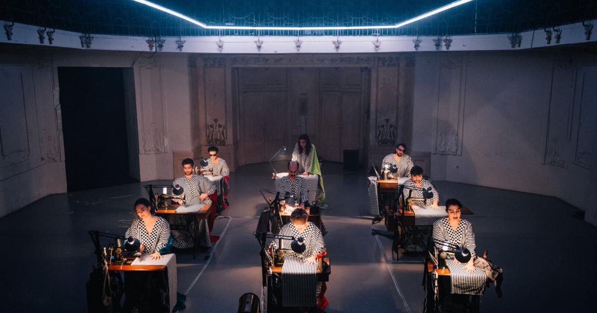 Emilie-Fl-ge-St-ck-im-Hamakom-Der-Klimt-Gustl-im-Fledermaus-Kleid