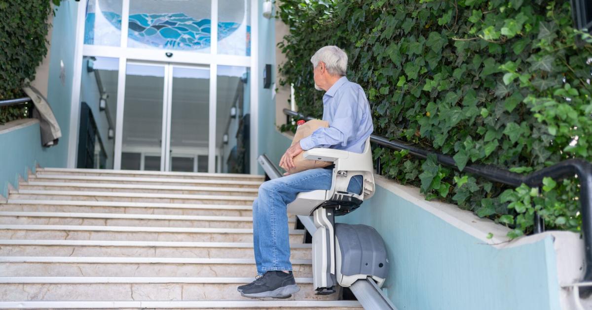 Treppenlift-zum-Haustor-M-ssen-alle-Eigent-mer-dem-Einbau-zustimmen-