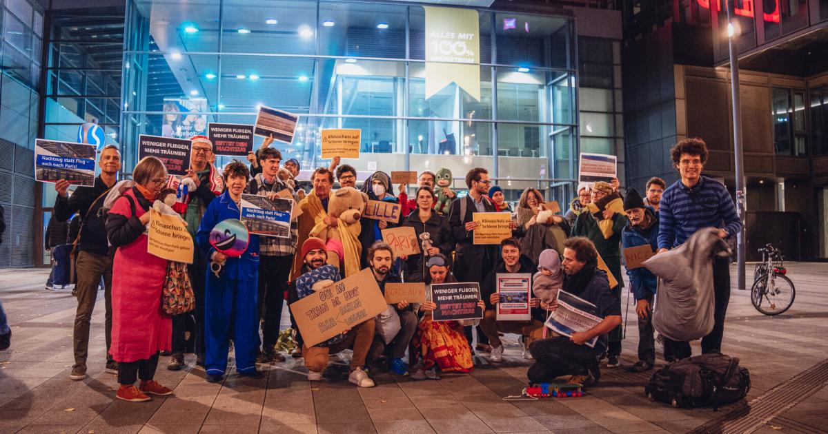 Nachtzug-nach-Paris-Demonstranten-wollen-Verbindung-im-Pyjama-retten