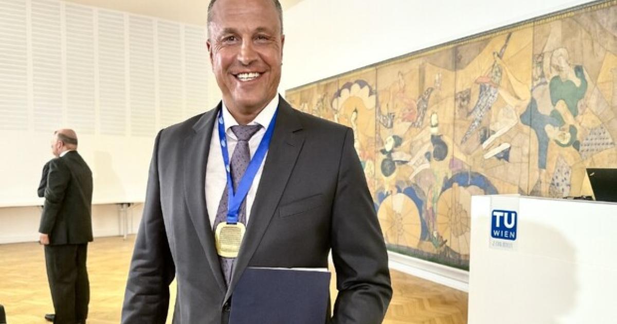 International-geehrt-Prof-Dr-med-Dietmar-J-rgen-Daichendt-erh-lt-Ehrendoktorw-rde-f-r-Pionierleistungen-in-Osteopathie-und-Manueller