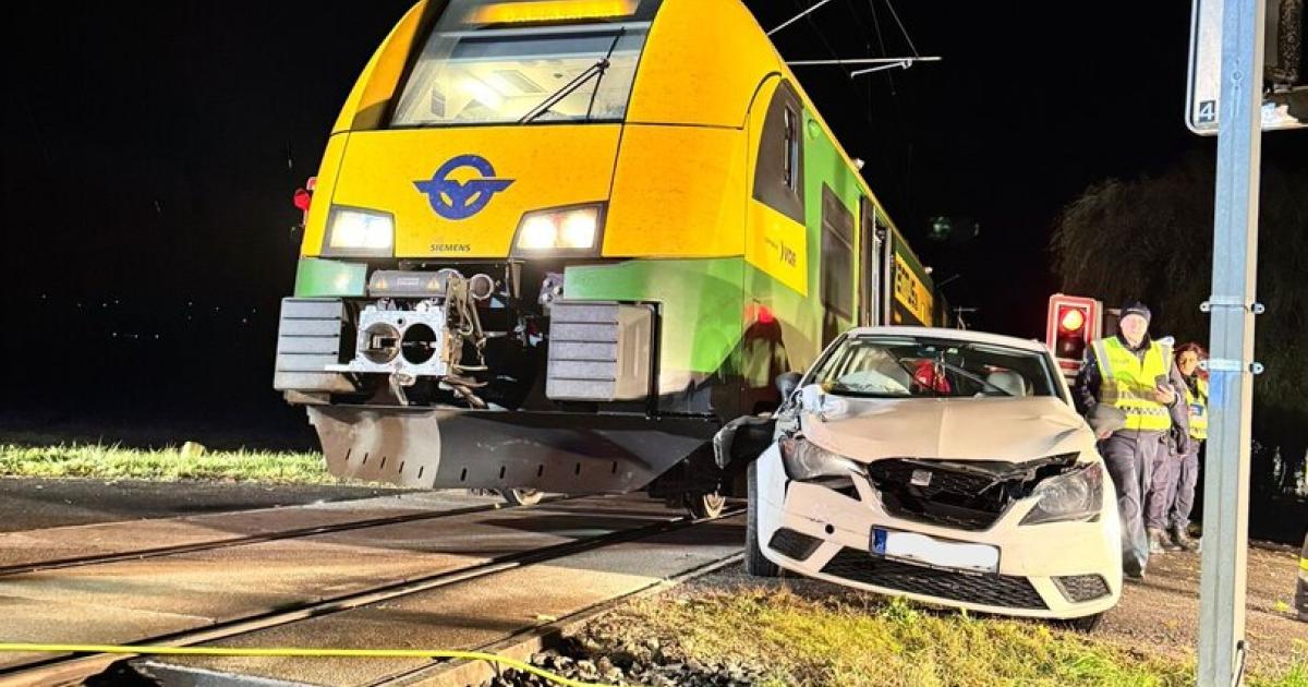 Pkw-stie-mit-Zug-zusammen-Keine-Verletzten