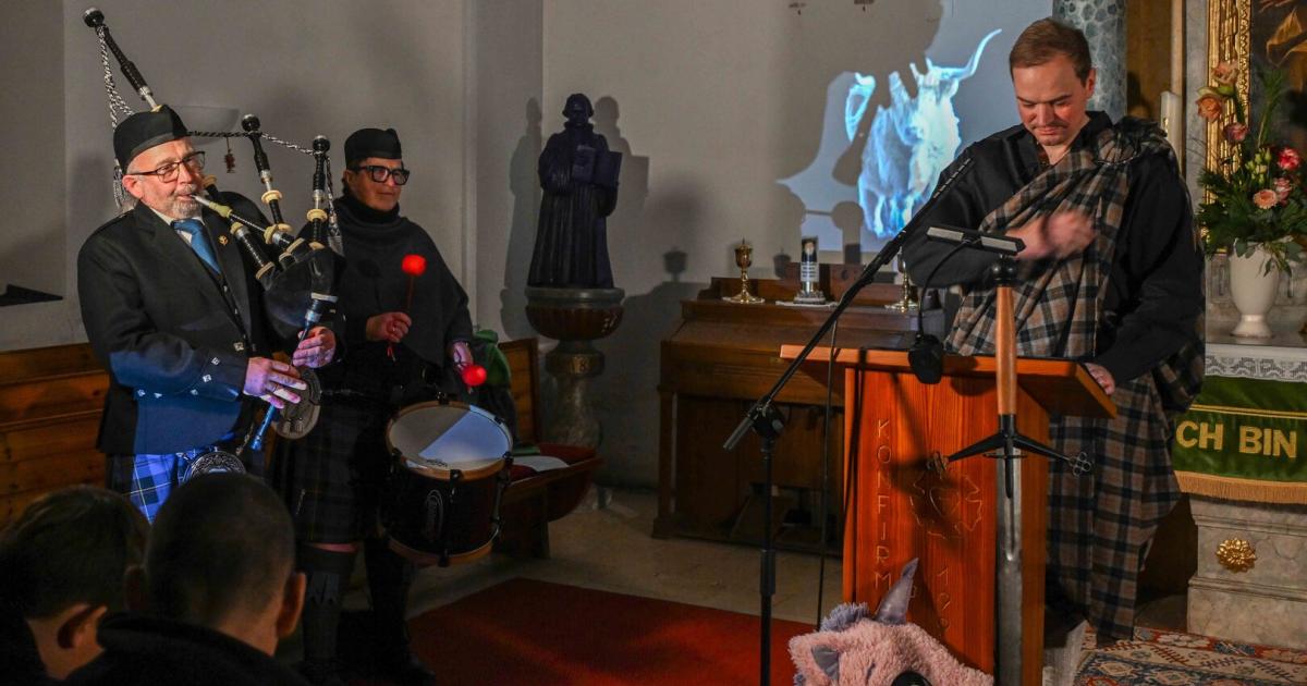 Wie-ein-junger-Pfarrer-mit-Themengottesdiensten-die-Kirche-f-llt