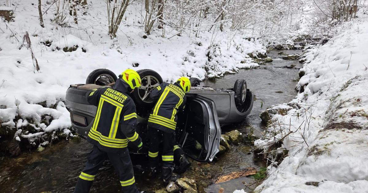 Frankenfels-Auto-berschlag-im-Kolangerbach-endet-glimpflich