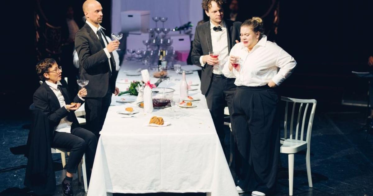 -House-of-Words-im-Theater-am-Werk-Ein-Hund-feiert-Party