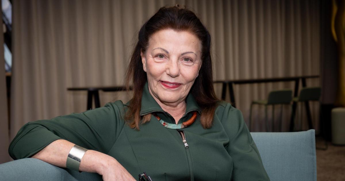 Gesundheits-konomin-Krankenversicherung-sitzt-auf-Daten-Goldbarren-