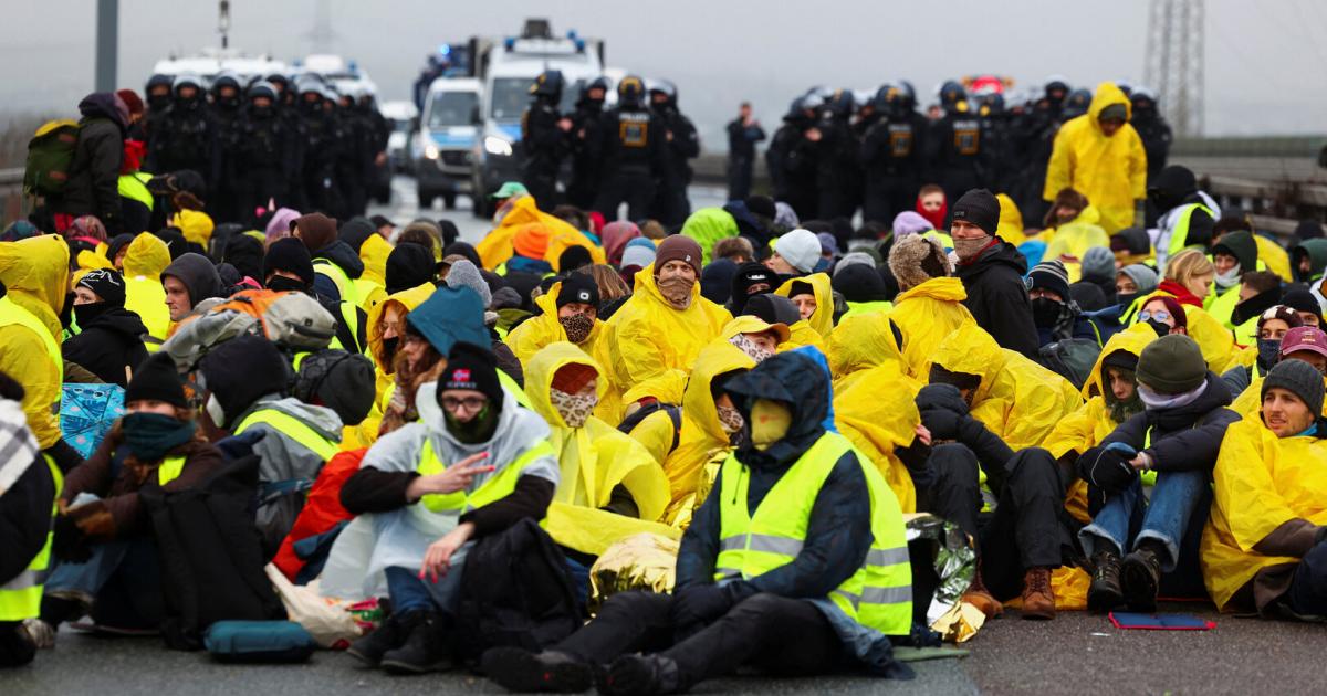 Massive protests against AfD youth: police use water cannons