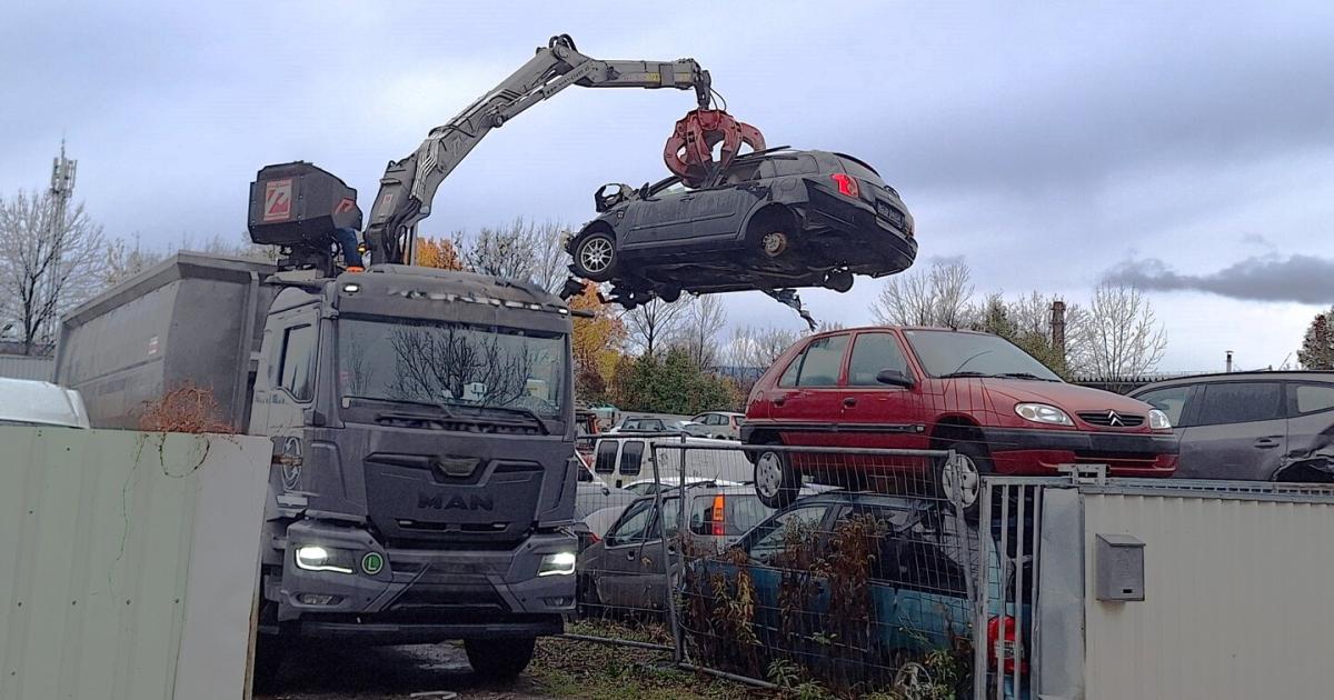 Gro-razzia-200-Schrottautos-auf-Areal-l-sten-Umweltalarm-aus