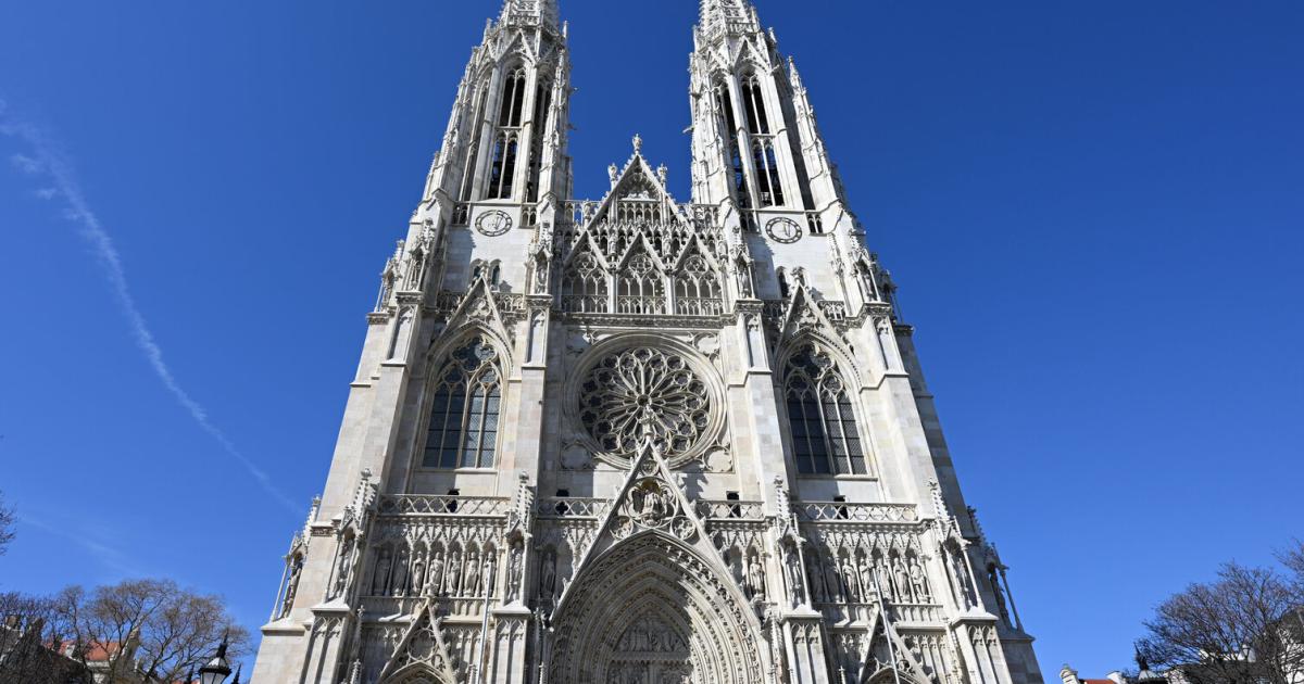 Pal-stina-Protest-Zwei-Flaggen-auf-Votivkirche-gehisst