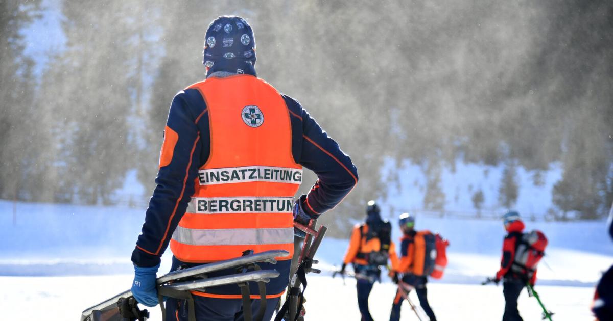 Rettungsaktion-n-tig-Jugendliche-mit-Sneakers-am-Hochschneeberg