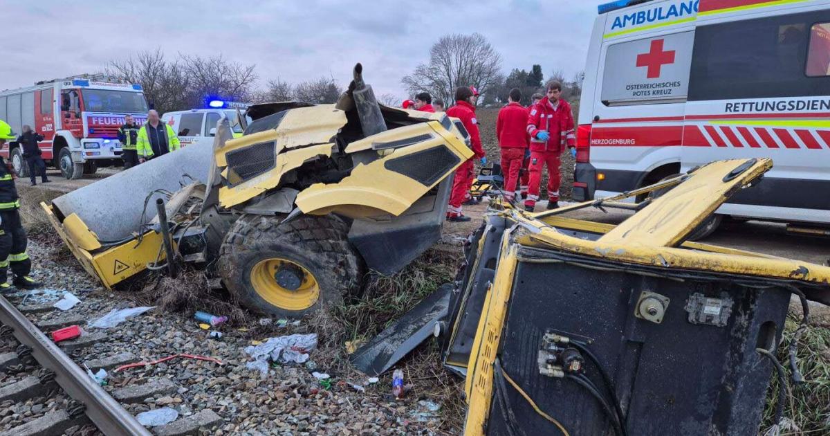Lenker-gerettet-Stra-enwalze-kollidierte-mit-Zug-im-Bezirk-St-P-lten