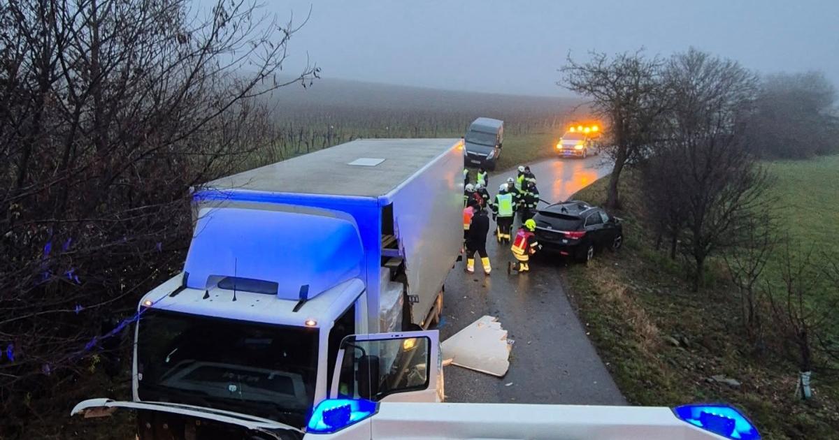 Auto-gegen-Lkw-Schwerverletzte-bei-Frontalcrash-bei-G-ttlesbrunn