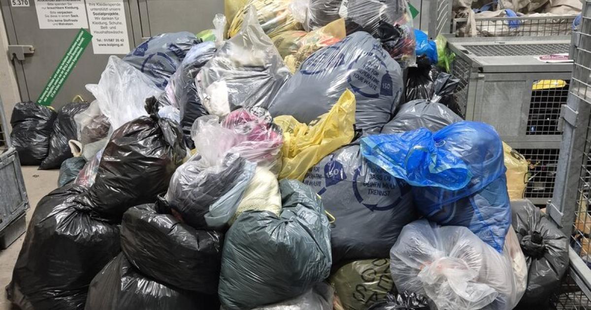 Kleiderflut-Neue-Wege-in-der-Altkleidersammlung