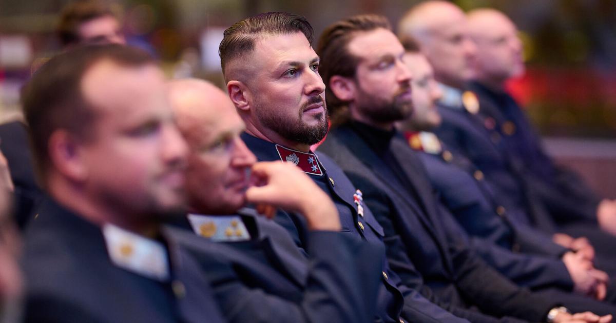 Bankomat-Sprenger-und-R-uber-entlarvt-Polizisten-vor-den-Vorhang-geholt