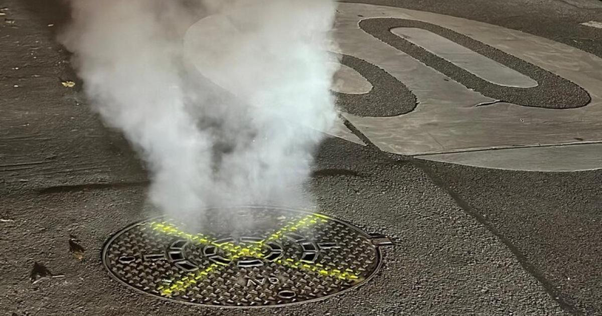 Dampfende-Kanaldeckel-sorgen-f-r-Aufsehen-auf-Wiens-Stra-en