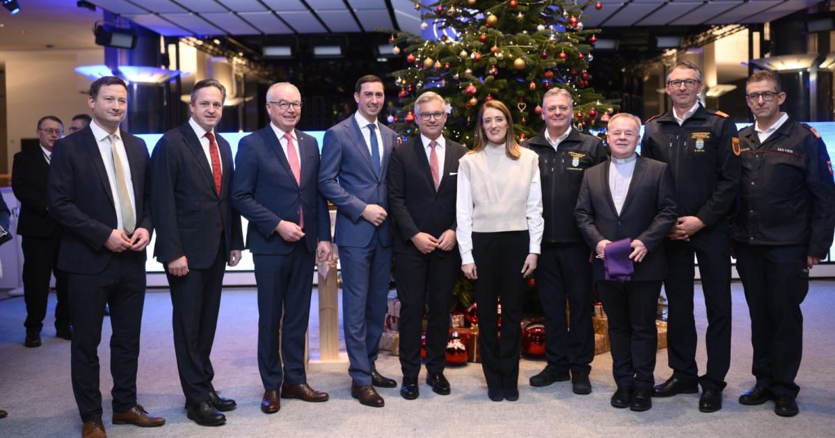 Alle-Jahre-wieder-N-Christbaum-strahlt-in-Br-ssel