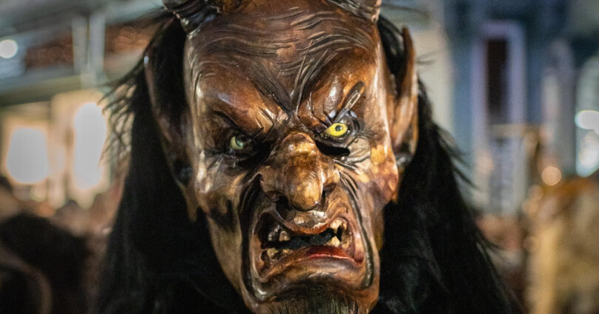 Krampusunfall-in-K-rnten-Auto-kollidiert-mit-laufender-Gruppe