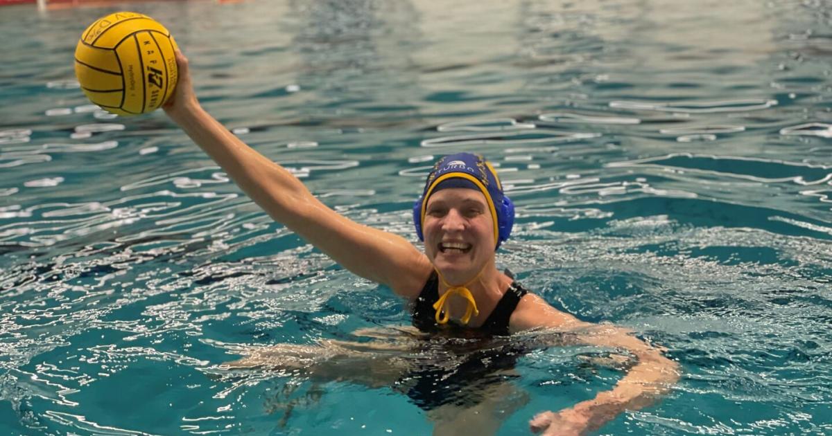 Wasserball-Eine-echte-Wienerin-geht-nicht-unter