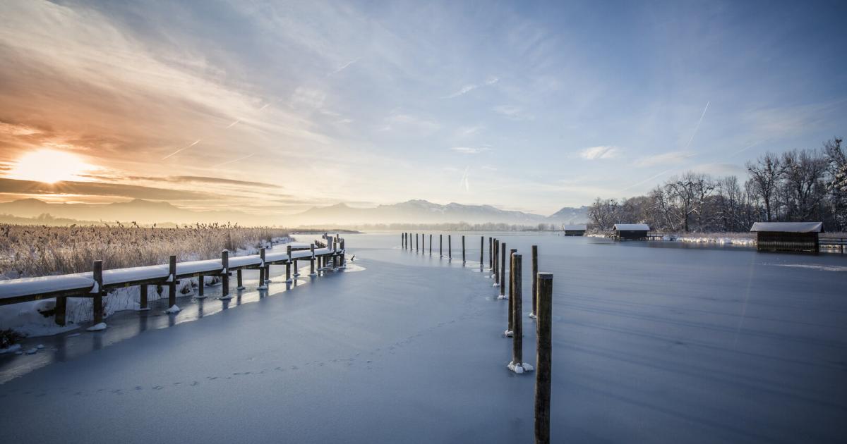 Auszeit-im-Chiemgau-Leuchtender-Winterzauber-am-See