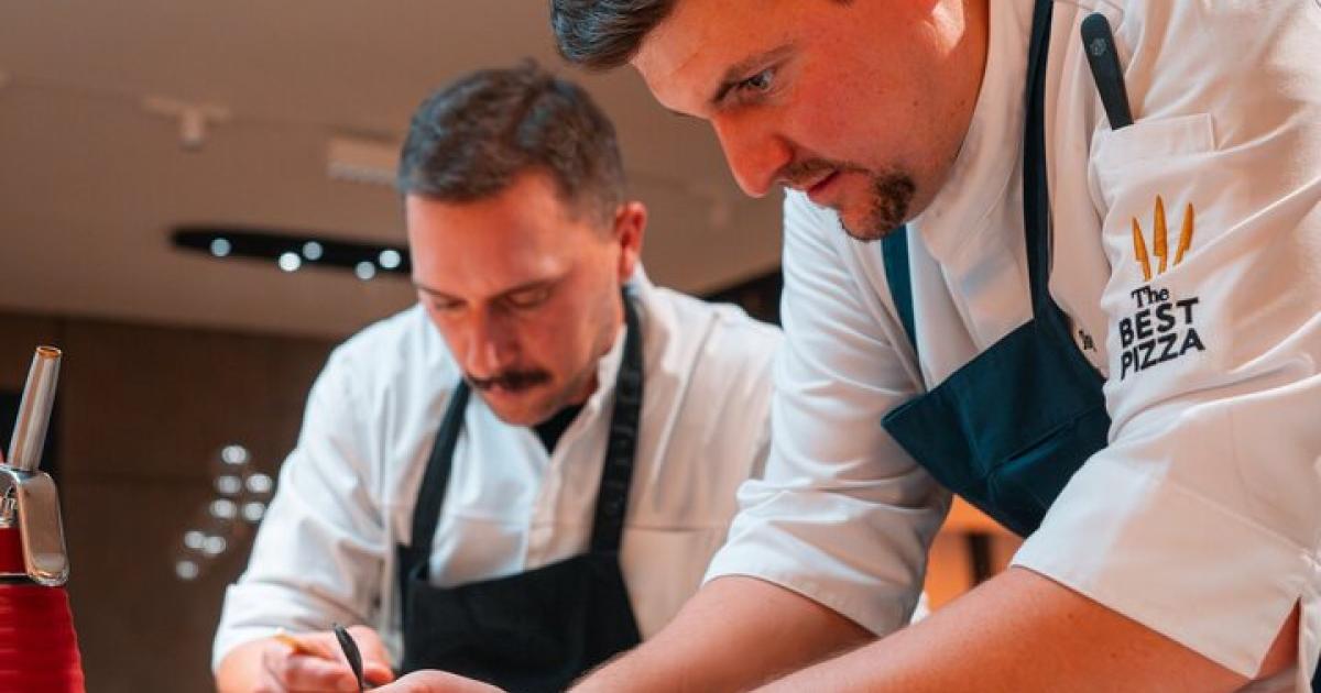 Gourmet-Circle-Wo-man-Spitzenk-chen-auf-die-Finger-schaut