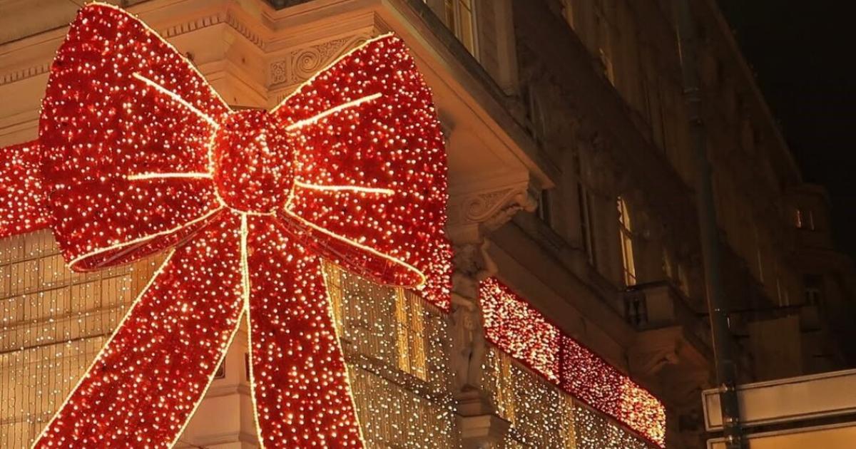 Rainer-Trefelik-und-der-XXL-Bah-um-die-rote-Masche-in-der-Wiener-City