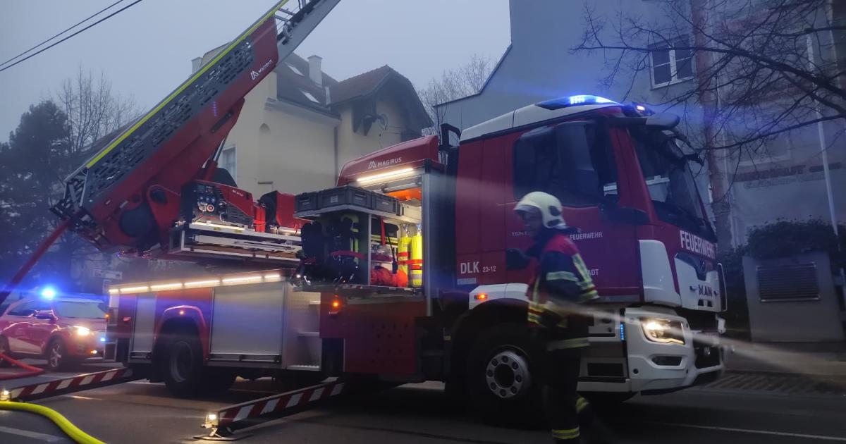 Feuer-auf-Baustelle-in-Wiener-Neustadt-Wohnhaus-evakuiert